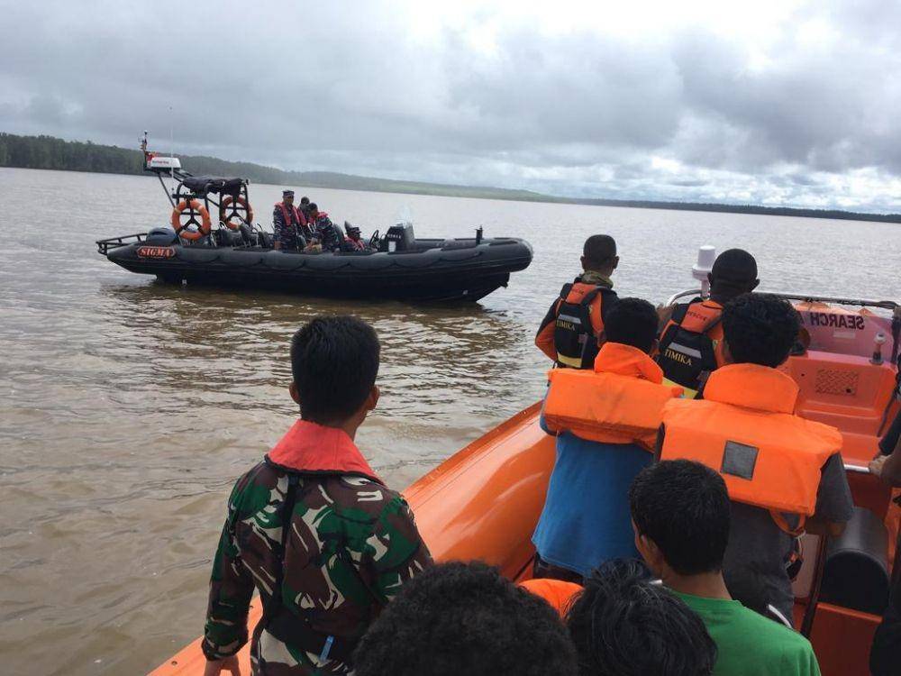 Tim SAR gabungan saat mengevakuasi korban KM Usaha Baru ke dermaga SAR Timika IDN Times/ Istimewa
