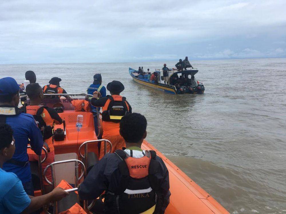 Tim SAR gabungan saat mengevakuasi korban ke dermaga SAR Timika IDN Times/ Istimewa