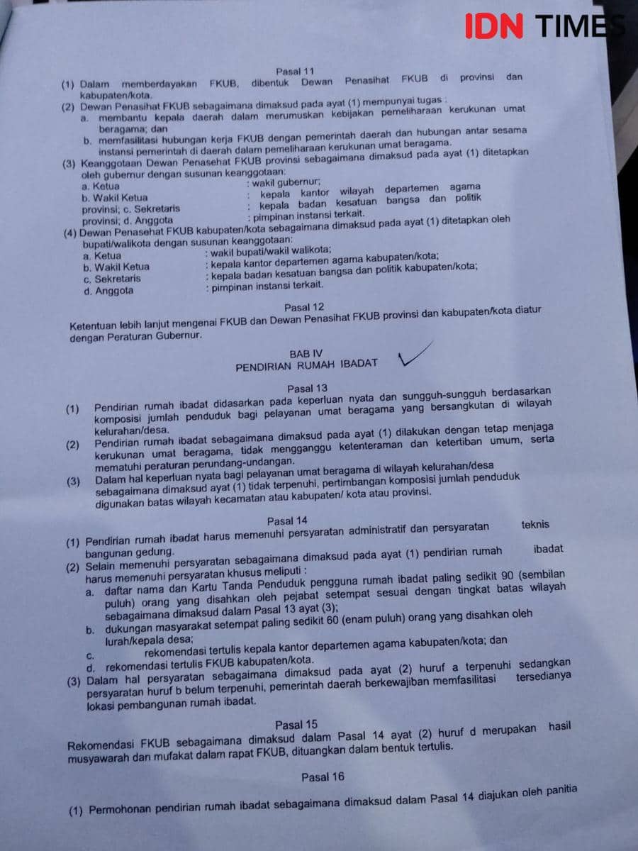 Foto lembaran SKB tiga menteri. (IDN Times/Juliadin)