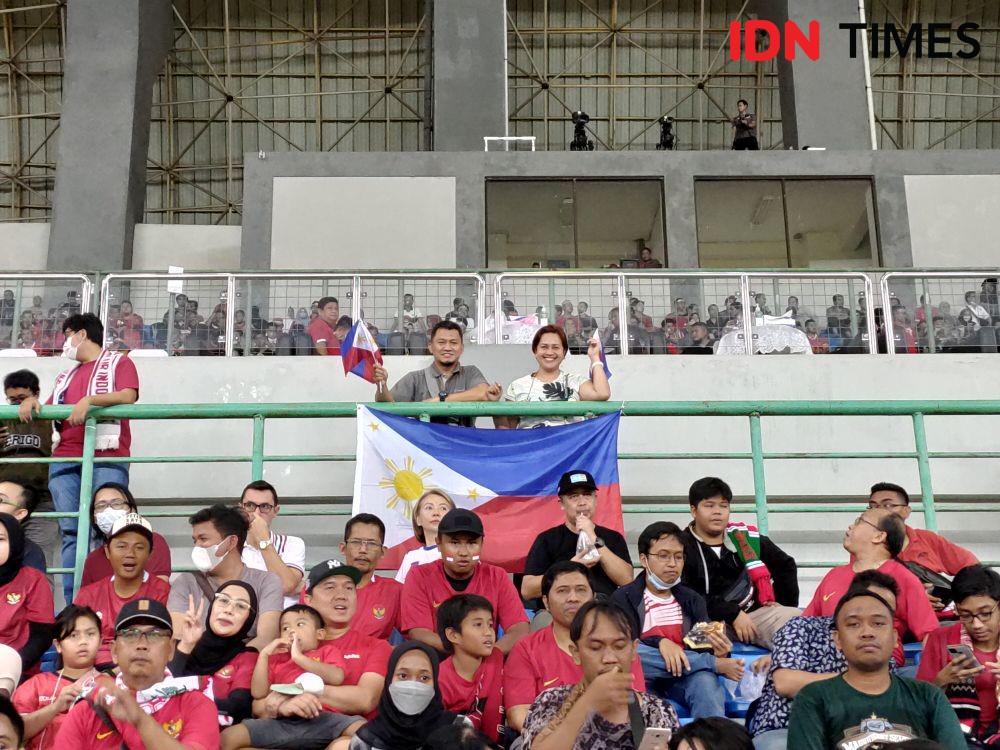 Suporter Filipina hadir di Stadion Patriot, Jumat (8/7/2022). (IDN Times/Tino)