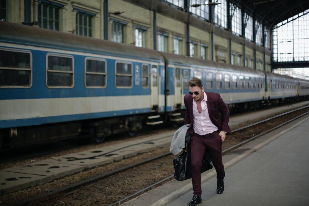 ilustrasi berjalan di stasiun (pexels.com/Andrea Piacquadio)