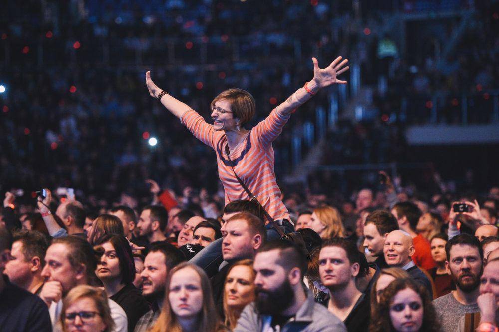 ilustrasi menonton konser (pexels.com/Anton Belitskiy)