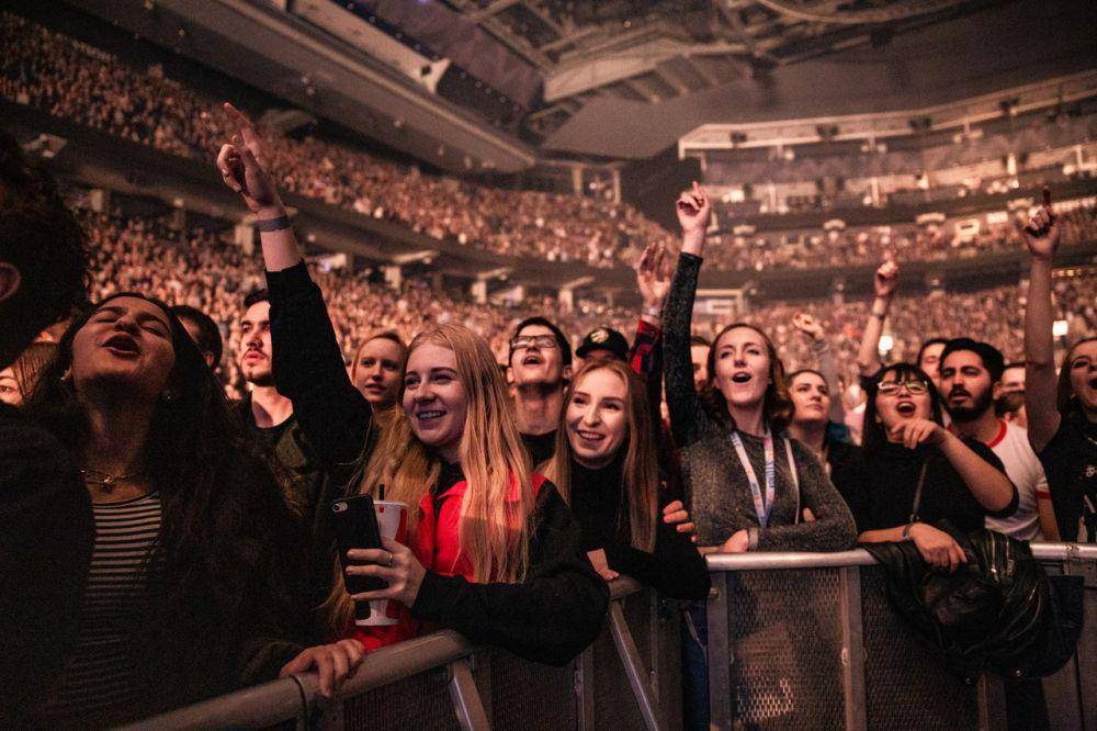 ilustrasi menonton konser (pexels.com/Wendy wei)