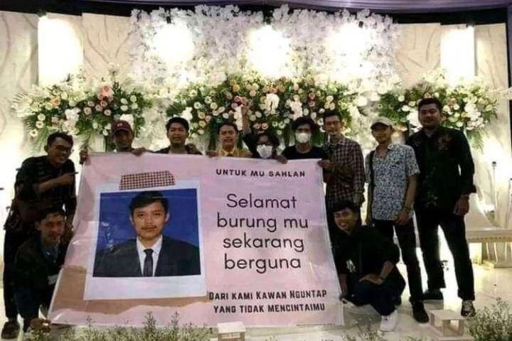 10 Momen Lucu saat Foto Bersama di Acara Pernikahan, Mengocok Perut!