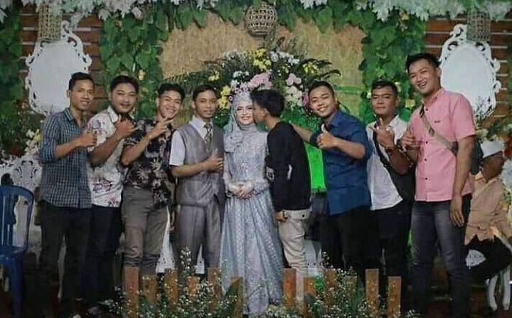 momen lucu saat foto bersama di pernikahan (instagram.com/sukijanid)
