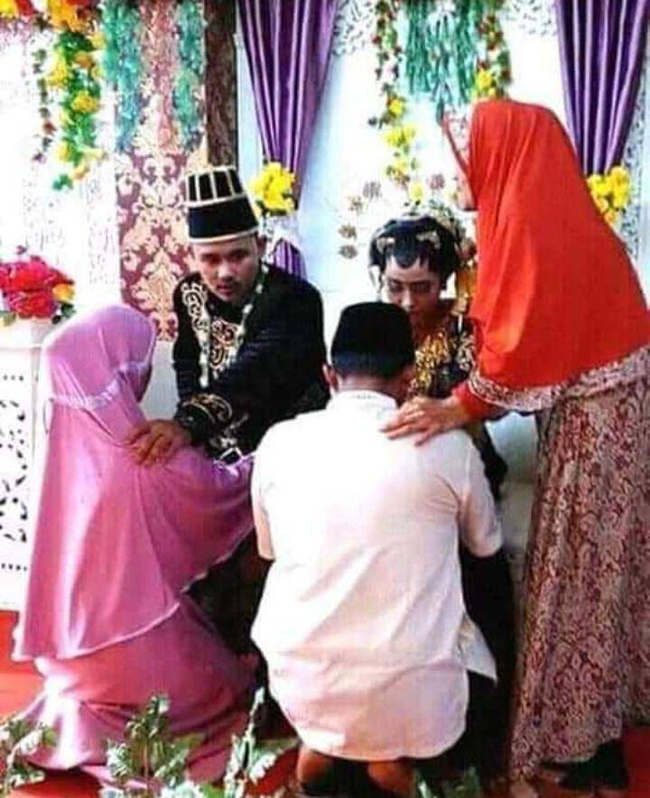momen lucu saat foto bersama di pernikahan (instagram.com/id.dagelan)