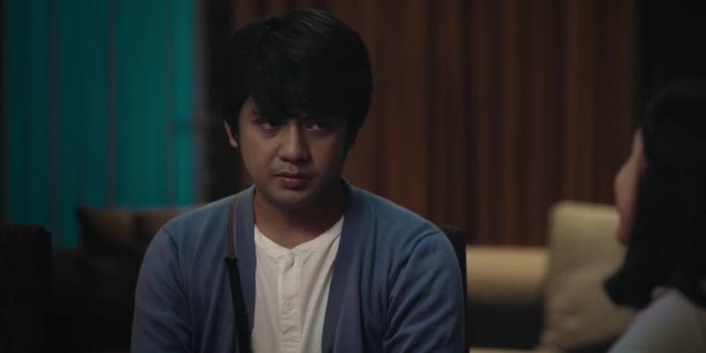 cuplikan adegan Arbani Yasiz dan Yasamin Jasem dalam series 'Cinta di Balik Awan' (youtube.com/Vision Plus)