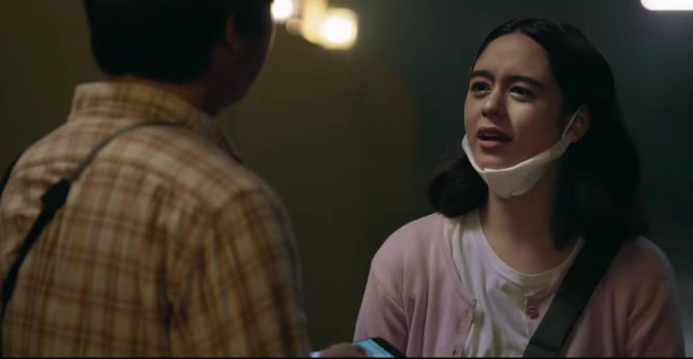 cuplikan adegan Arbani Yasiz dan Yasamin Jasem dalam series 'Cinta di Balik Awan' (youtube.com/Vision Plus)