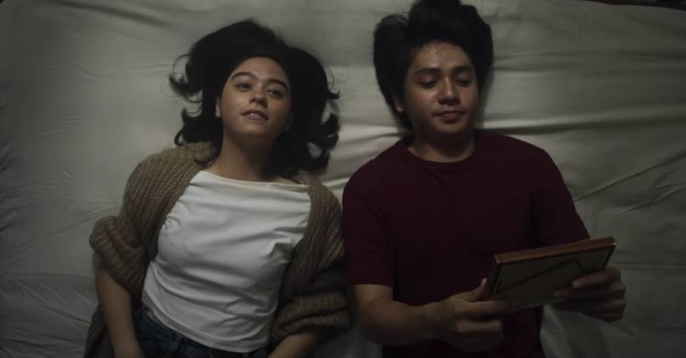 cuplikan adegan Arbani Yasiz dan Yasamin Jasem dalam series 'Cinta di Balik Awan' (youtube.com/Vision Plus)