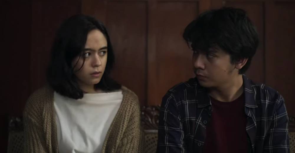 cuplikan adegan Arbani Yasiz dan Yasamin Jasem dalam series 'Cinta di Balik Awan' (youtube.com/Vision Plus)