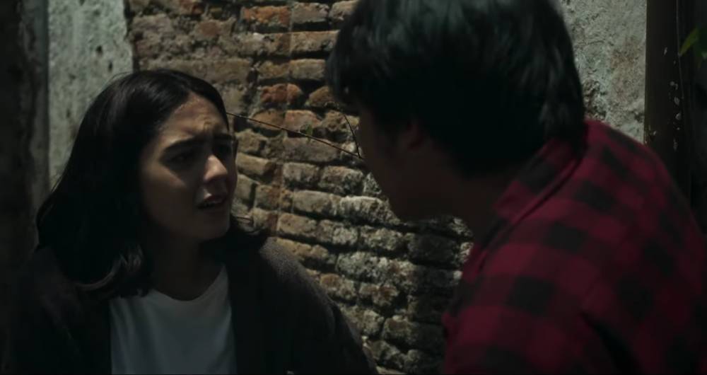 cuplikan adegan Arbani Yasiz dan Yasamin Jasem dalam series 'Cinta di Balik Awan' (youtube.com/Vision Plus)