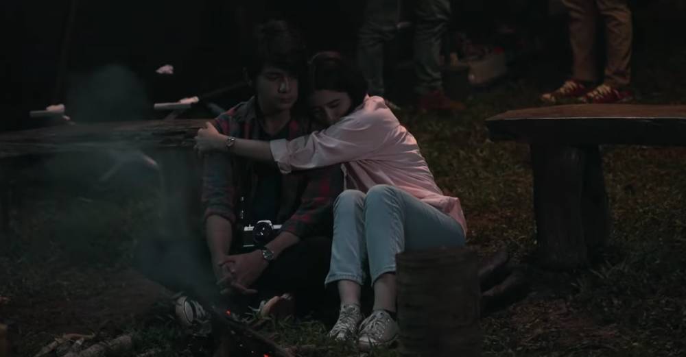 cuplikan adegan Arbani Yasiz dan Yasamin Jasem dalam series 'Cinta di Balik Awan' (youtube.com/Vision Plus)