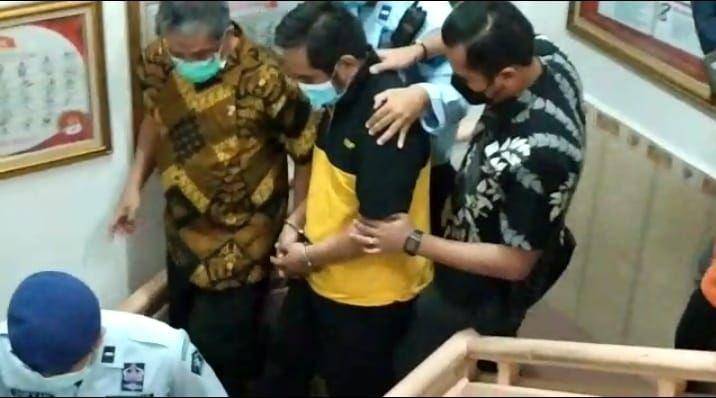 MSAT (42), tersangka kekerasan seksual saat dibawa ke rutan Klas 1 Surabaya. IDN Times/Khusnul Hasana.