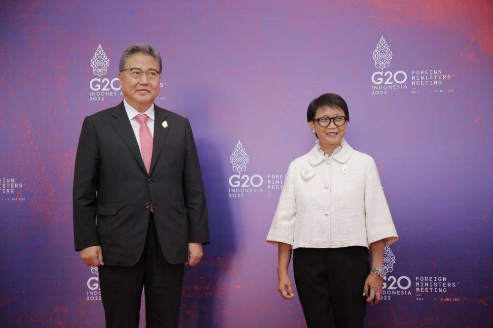 Menteri Luar Negeri Korea Selatan Jin Park dan Menteri Luar Negeri RI Retno Marsudi di G20 FMM. (dok. Kemlu RI)