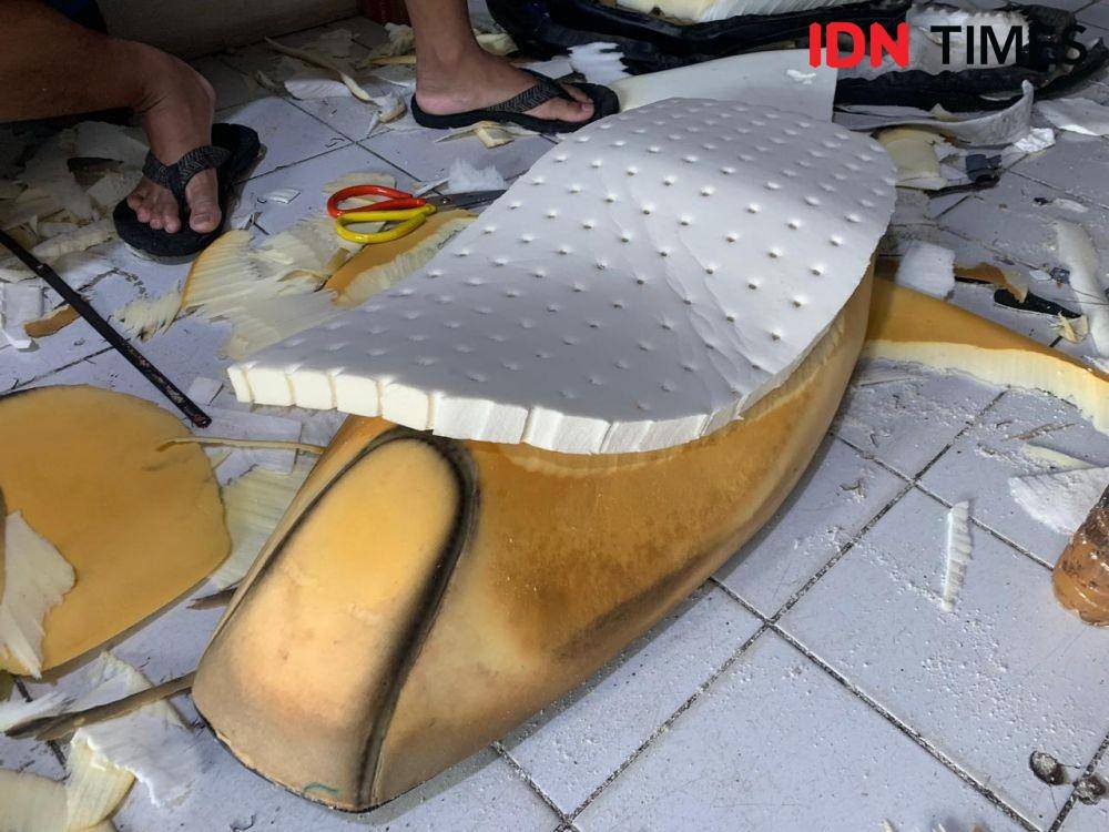 Lapisan busa latex untuk bikin jok motor empuk (IDN Times/Fadhliansyah)