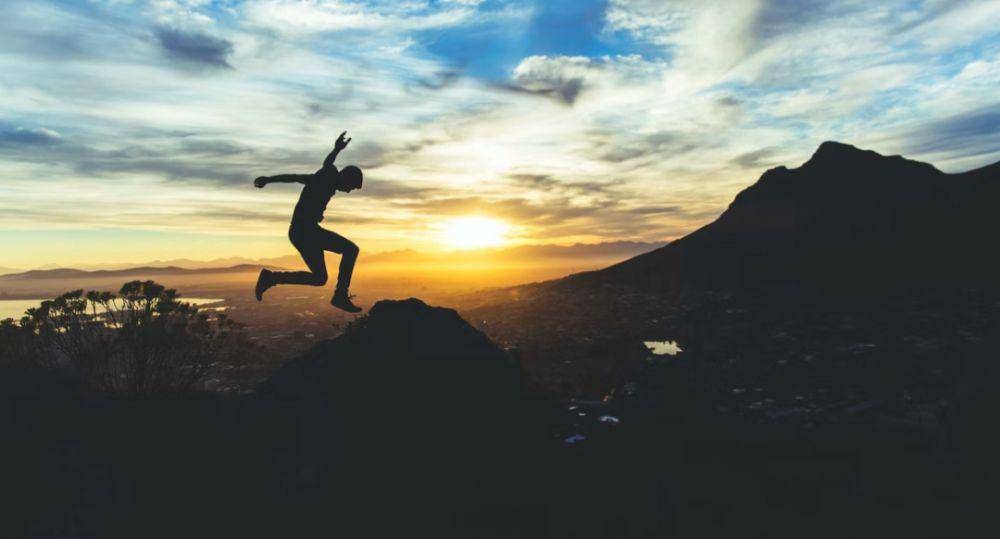 ilustrasi pria yang bersemangat mencapai impiannya (unsplash.com/Joshua Earle)