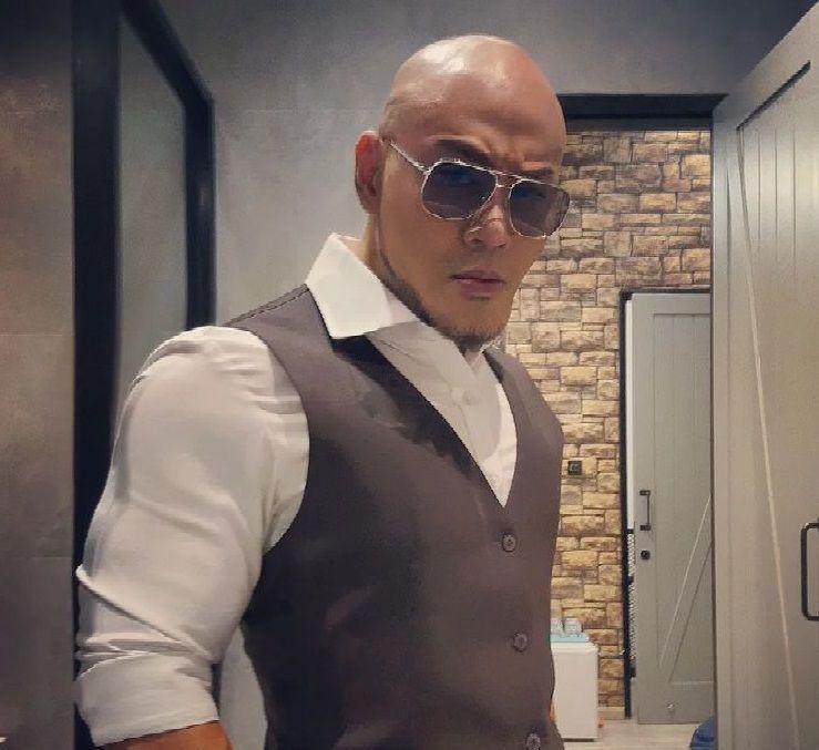 pesona artis pria dengan kepala botak (instagram.com/mastercorbuzier)