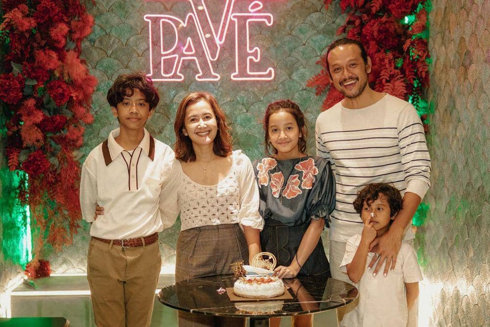 9 Potret Harmonis Keluarga Widi Mulia, Menanti Anak Ke-empat!