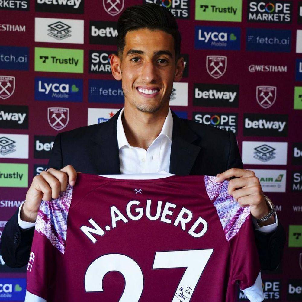 Nayef Aguerd berpose dengan jersei West Ham United. (instagram.com/nayefaguerd)