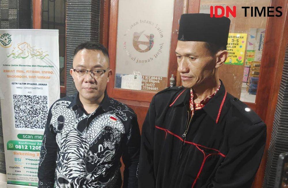 Kuasa hukum Ponpes IYRJ saat memberikan keterangan terkait penggeledahan tim penyidik Polda Metro Jaya. (Dicky/IDNTimes)