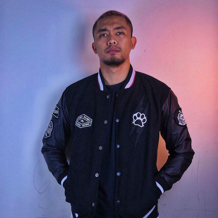 pesona artis pria dengan kepala botak (instagram.com/uusbiasaaja)
