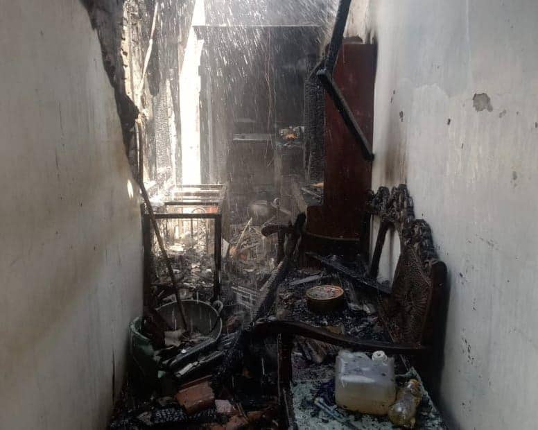 Sebuah kontrakan yang terbakar akibat lupa mematikan kompor gas di Kelurahan Sukamaju Baru, Kecamatan Tapos, Kota Depok. (Humas Damkar Depok)