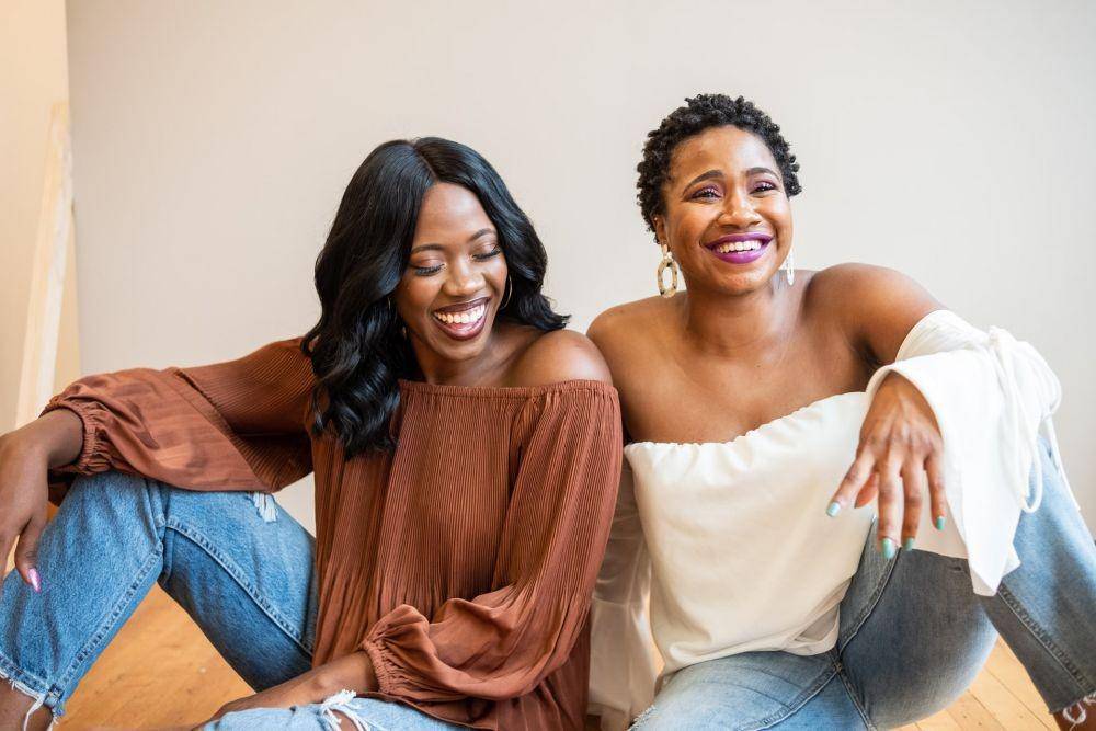 ilustrasi dua wanita tertawa (unsplash.com/alex starnes)
