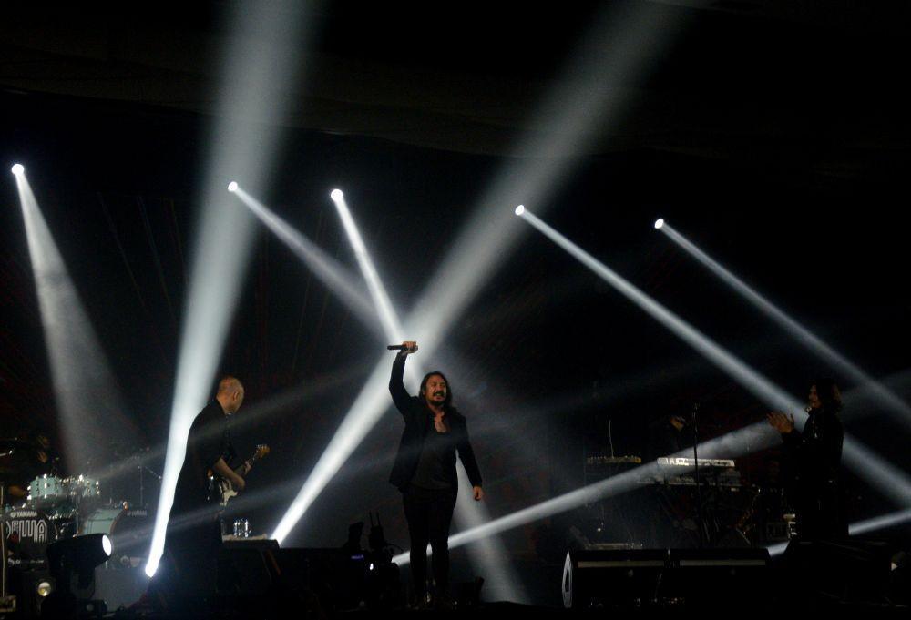Personel Dewa 19 tampil saat konser 30 Tahun Dewa 19 di Makassar, Sulawesi Selatan, Rabu (6/7/2022) malam. (ANTARA FOTO/Abriawan Abhe)