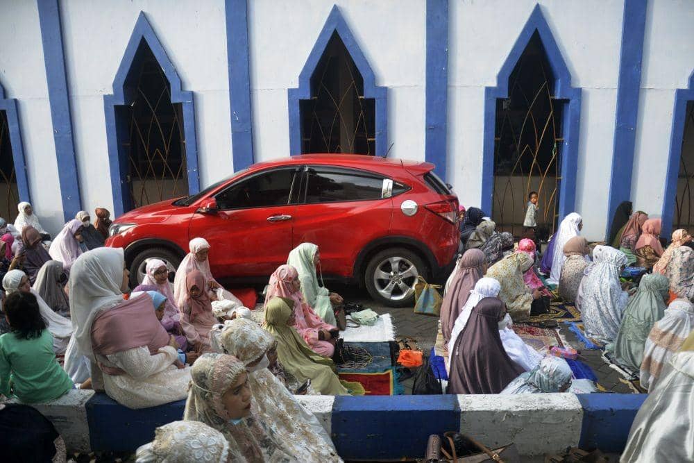 Sejumlah umat Islam mendengarkan khotbah usai melaksanakan shalat Idul Idha di pelataran kampus Universitas Muhammadiyah (Unismuh) Makassar, Sulawesi Selatan, Sabtu (9/7/2022). (ANTARA FOTO/Abriawan Abhe)
