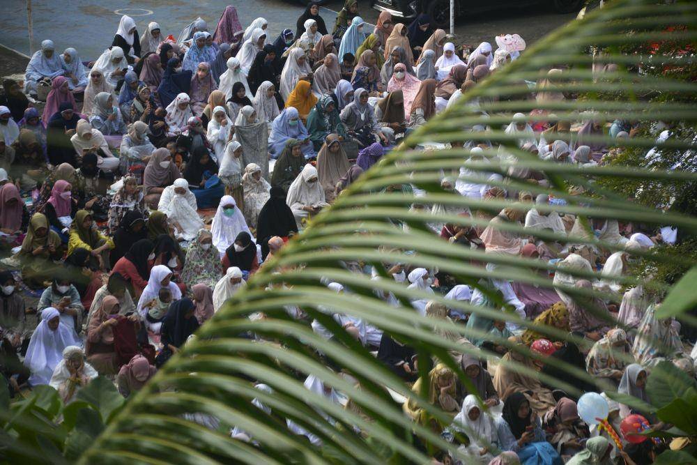 Sejumlah umat Islam mendengarkan khotbah usai melaksanakan shalat Idul Idha di pelataran kampus Universitas Muhammadiyah (Unismuh) Makassar, Sulawesi Selatan, Sabtu (9/7/2022). (ANTARA FOTO/Abriawan Abhe)