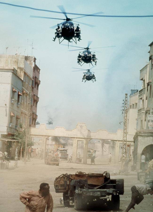 salah satu scene film Black Hawk Down ketika helikopter-helikopter Night Stalkers datang membawa pasukan elit AS ke Mogadishu, Somalia (dok. Columbia Pictures/Black Hawk Down)