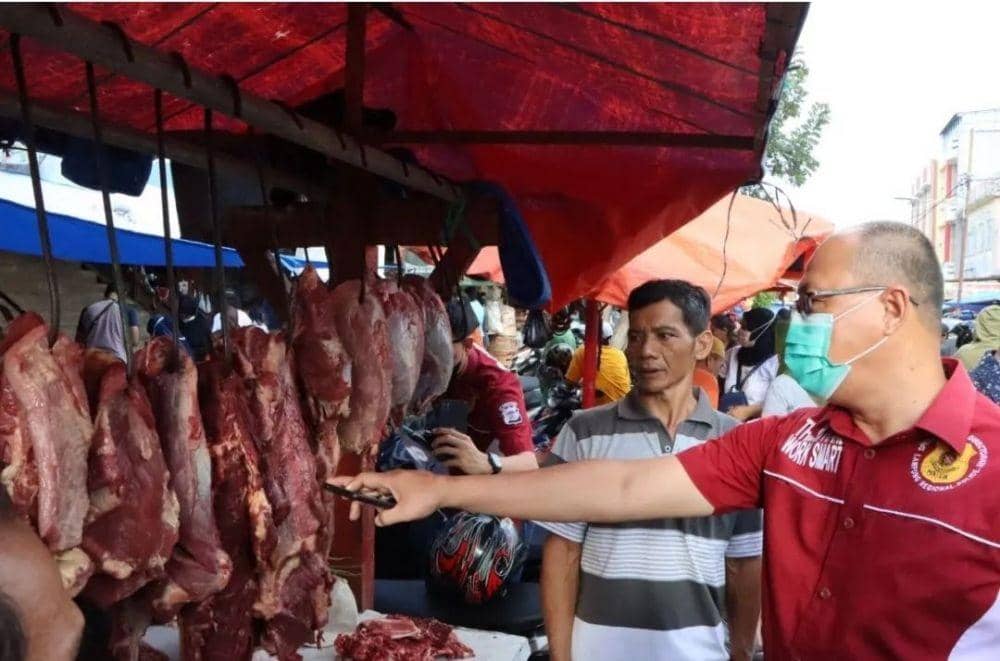 Tim Koordinasi Jejaring Keamanan Pangan Daerah Provinsi Lampung Sidak Pasar dalam rangka Pengawasan Pangan Jelang Hari Raya Idul Adha 2022. (Dok. Pemprov Lampung).