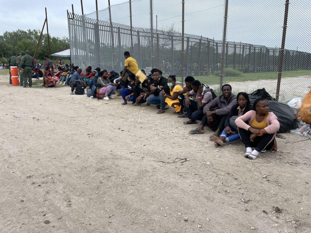 Migran asal Haiti yang tiba di Del Rio, Texas, Amerika Serikat (twitter.com/BillFOXLA)