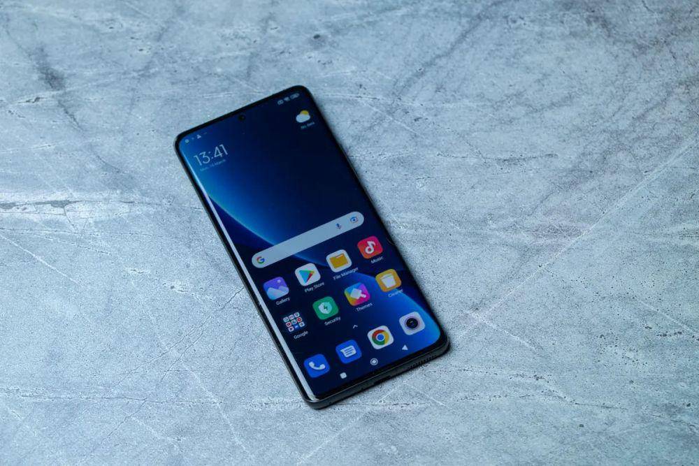 potret Xiaomi 12 Pro (Dimensity) (cnet.com)