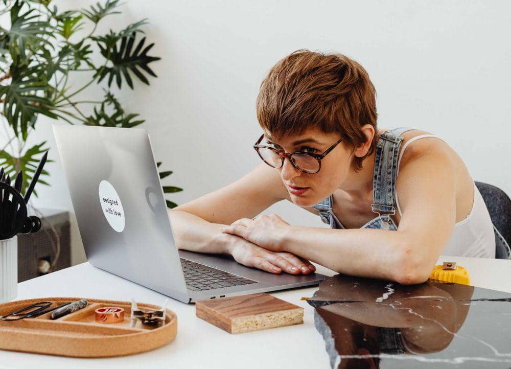 ilustrasi duduk membungkuk (pexels.com/Karolina Grabowska)