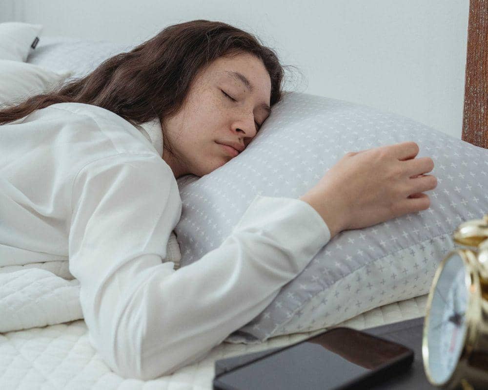 ilustrasi tidur tengkurap (pexels.com/Miriam Alonso)