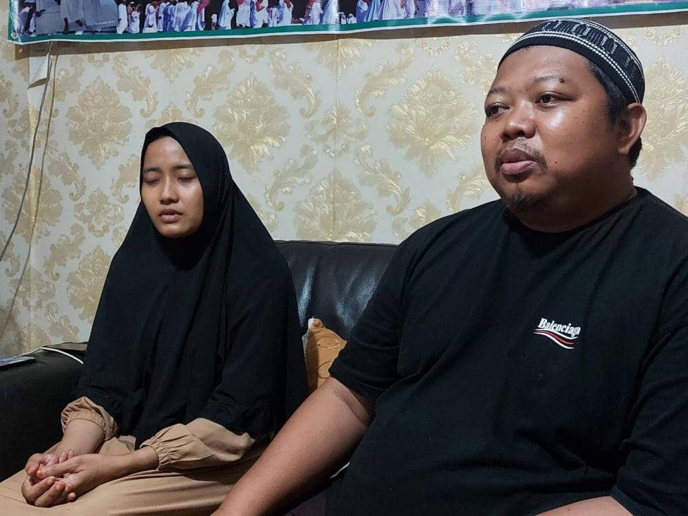 Orang tua Rangga, salah saru korban meninggal diduga tersengat listrik saat banjir di MT Haryono, Kota Balikpapan (istimewa)