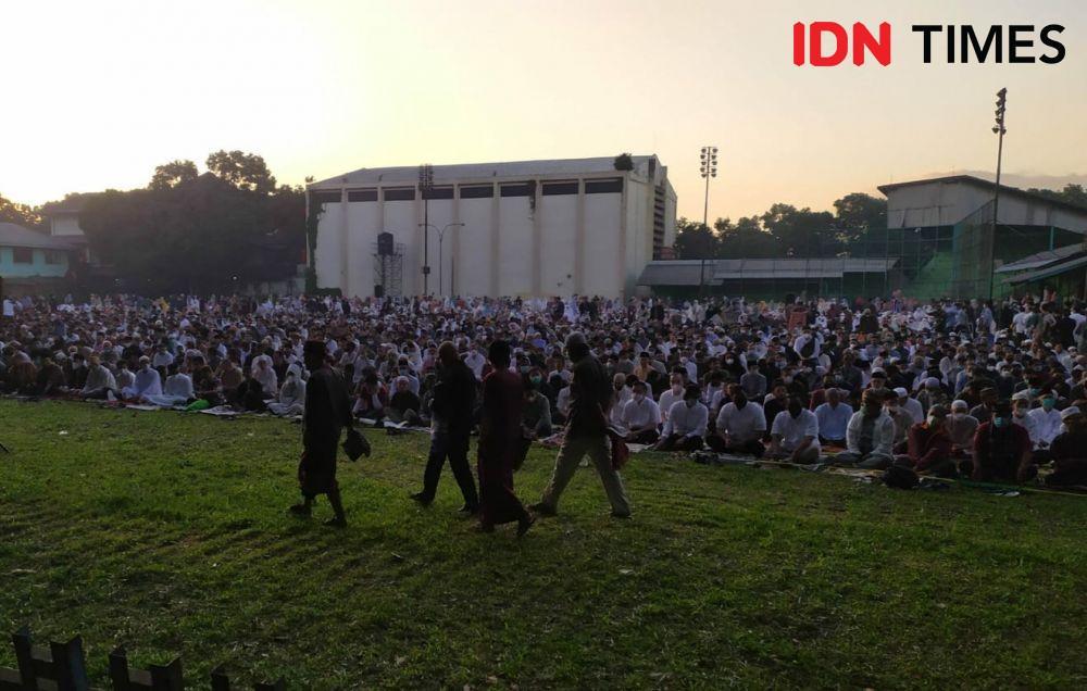 Jammah Muhammadiyah Kota Bandung menjalankan salat Iduladha 1443 Hijiriah di lapangan Lodaya (IDN Times/Azzis Zulkhairil)
