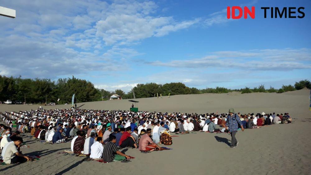 Ribuan Umat Muslim Laksanakan Salat Idul Adha di Gumuk Pasir