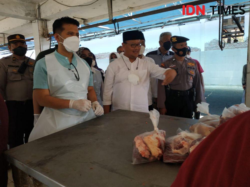 Wakil Gubernur Jawa Timur, Emil Elestianto Dardak saat meninjau pemotongan hewn kurban di RPH Surabaya, Sabtu (9/7/2022). (IDN Times/Khusnul Hasana)