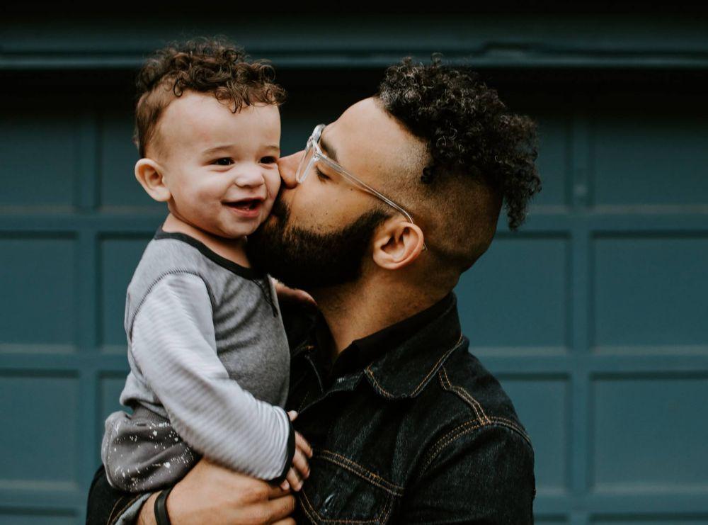 5 Tips Jadi Ayah yang Baik, Jangan Lupa Hormati Pasangan