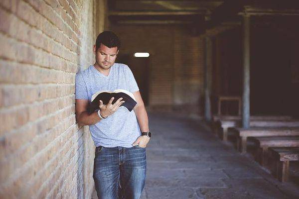 Ilustrasi pria sedang membaca buku tafsir mimpi (pixabay/Pexels)