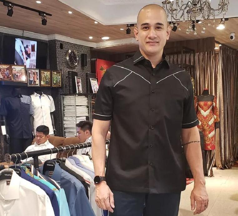 pesona artis pria dengan kepala botak (instagram.com/okankornelius)