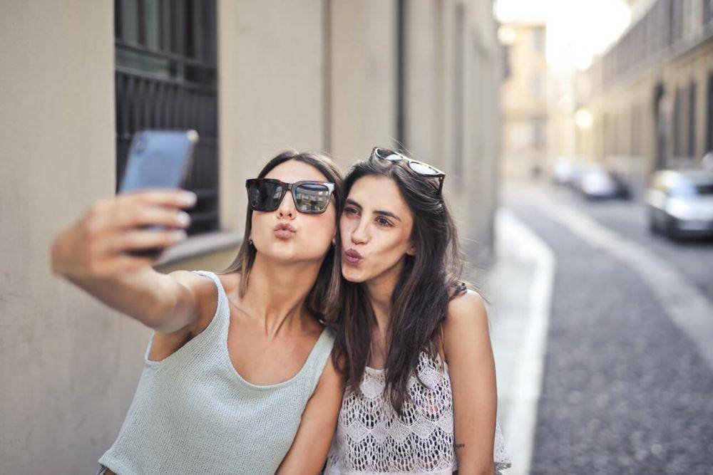 ilustrasi selfie (pexels.com/Andrea Piacquadio)