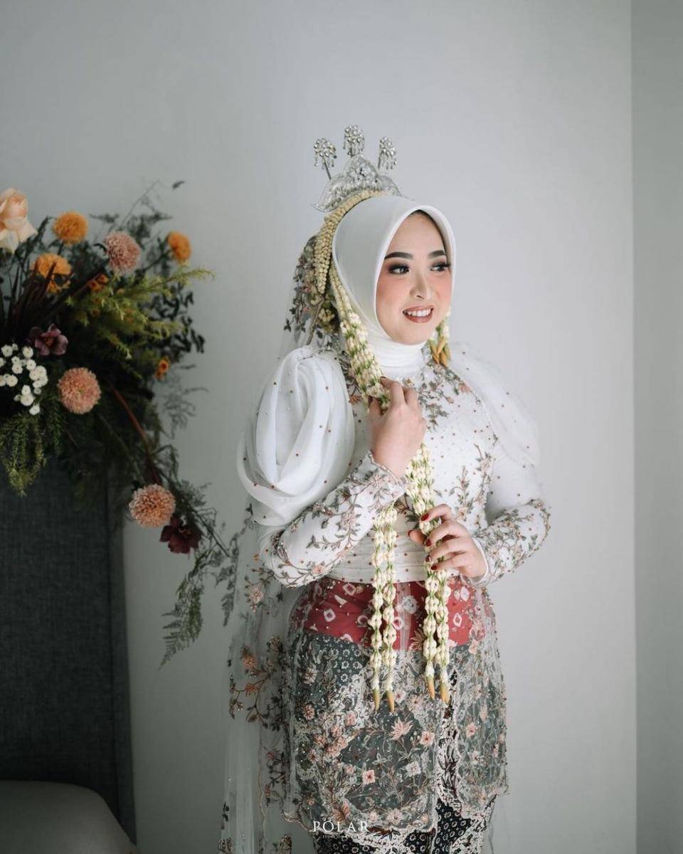 Kebaya Muslim untuk Akad Nikah (instagram.com/suryaabduh)