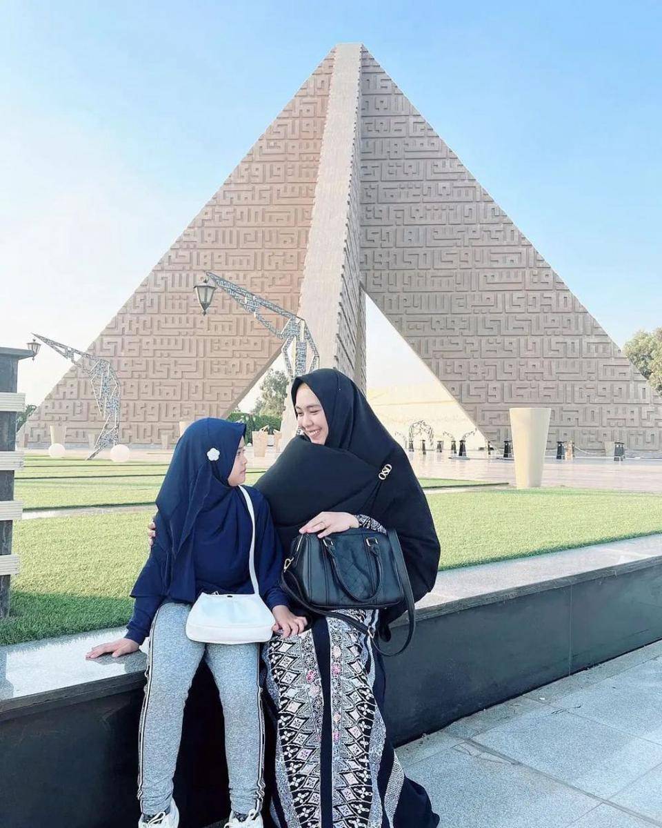 Oki Setiana Dewi dan Maryam Nusaibah Abdullah (instagram.com/maryam_nusaibah_abdullah)