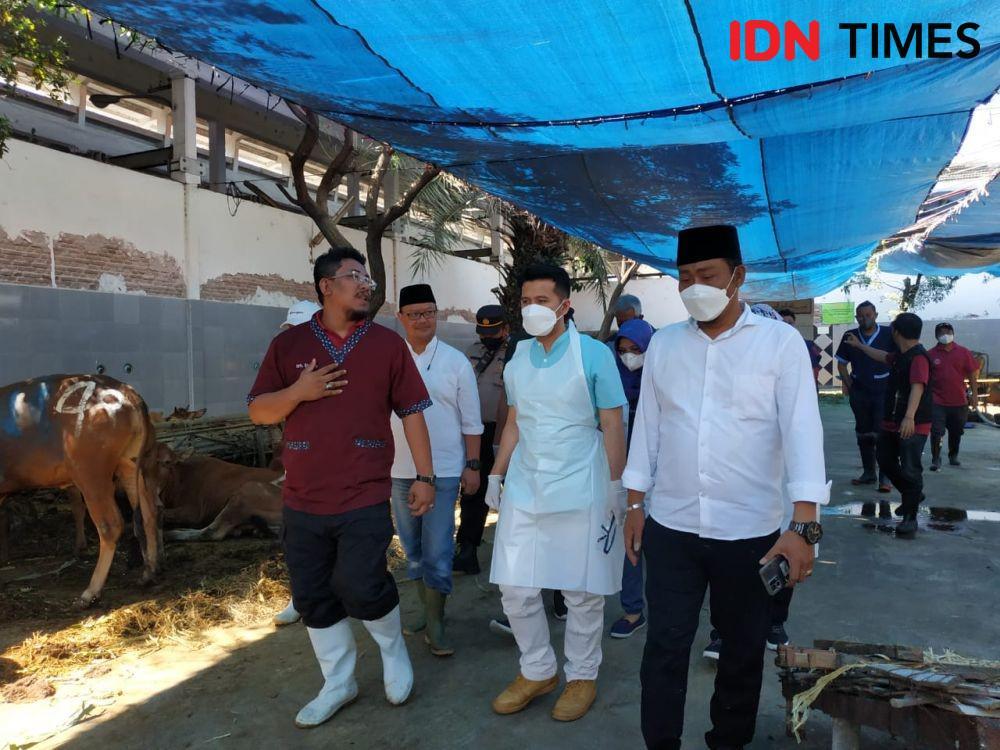 Plt Gubernur Jawa Timur, Emil Elestianto Dardak saat meninjau pemotongan hewan kurban di RPH Surabaya, Sabtu (9/7/2022). (IDN Times/Khusnul Hasana)