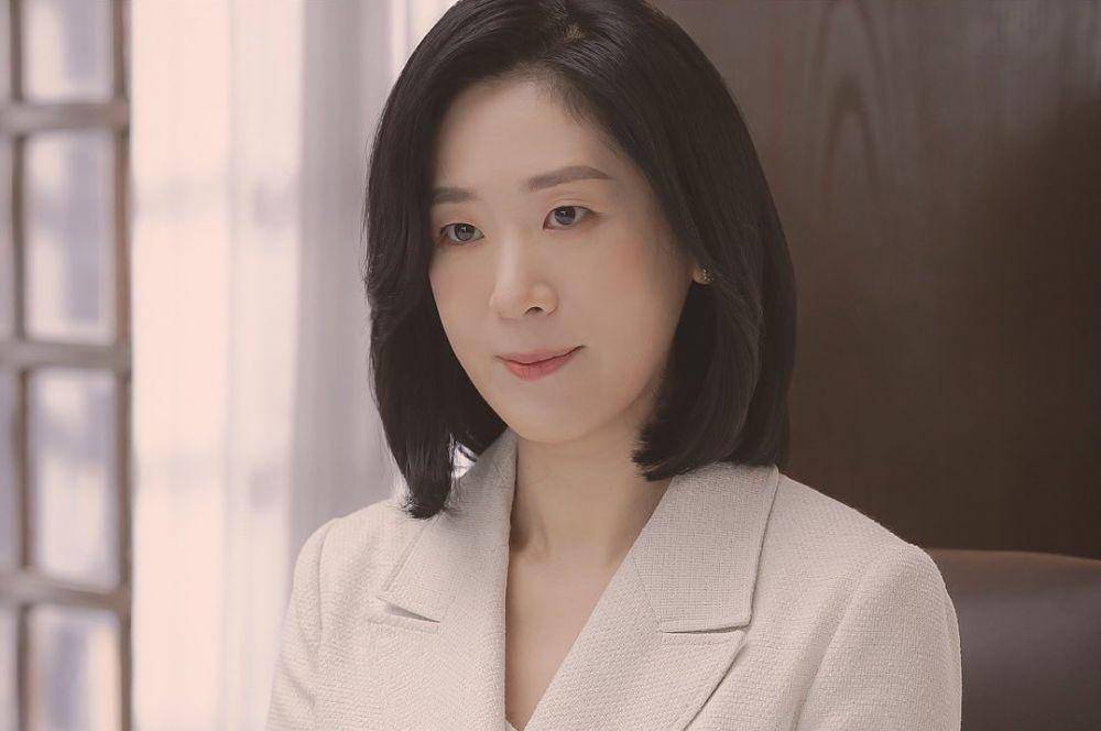Baek Ji Won pemeran Han Seon Young di Kdrama Extraordinary Attorney Woo (instagram.com/ikkle_entertainment))
