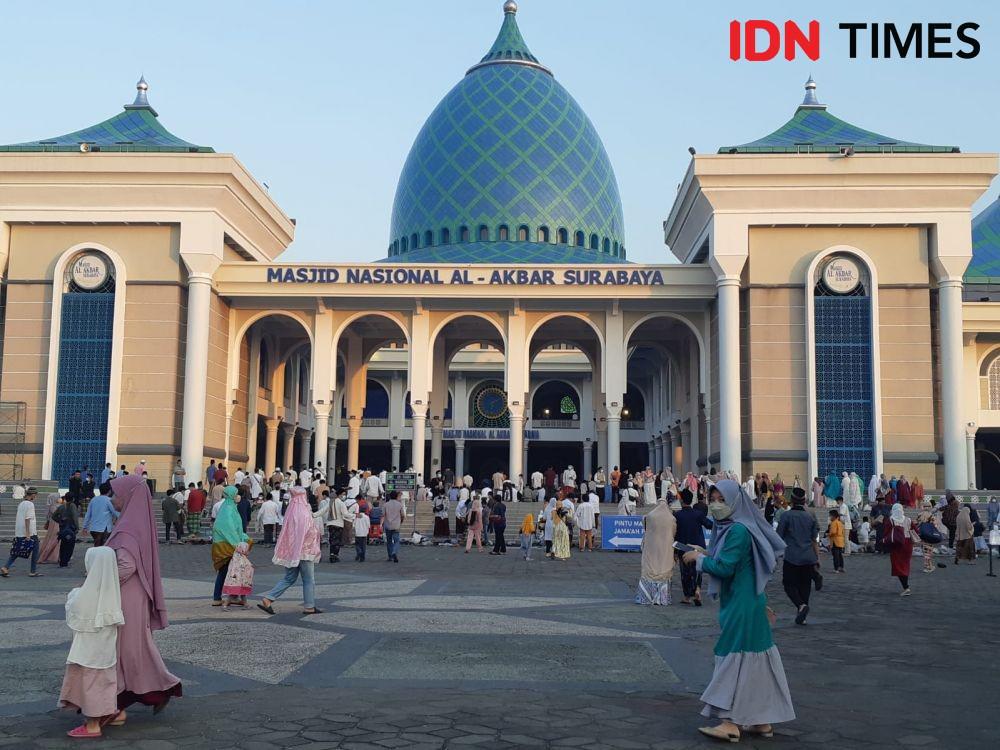 Suasana Salat Idul Adha di Masjid Al Akbar Surabaya, Minggu (10/7/2022). IDN Times/Ardiansyah Fajar