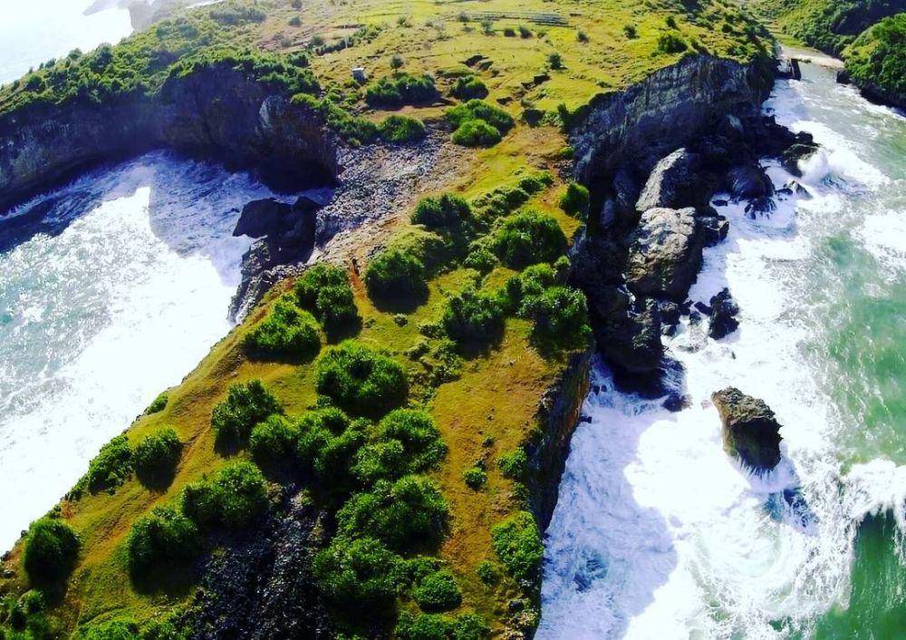 potret Pantai Baron (instagram.com/Sabda_aerialist)